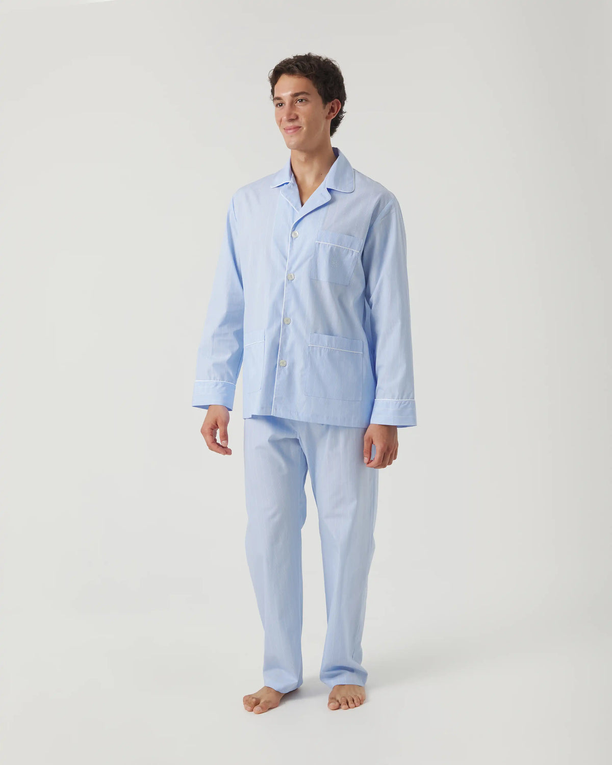 Pijama largo de hombre de tela algodón azul claro con rayas en azul