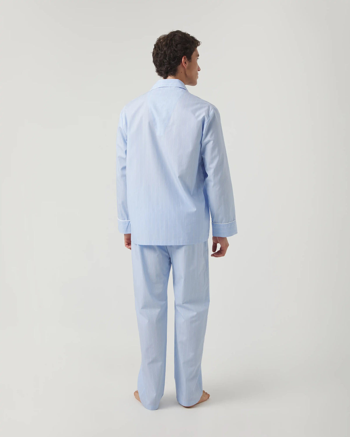 Pijama largo de hombre de tela algodón azul claro con rayas en azul