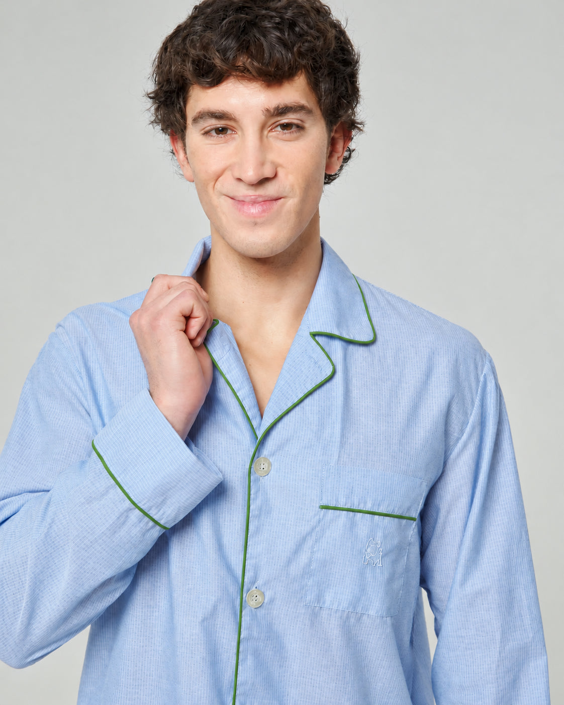 Pijama largo de hombre de tela azul claro con rayas