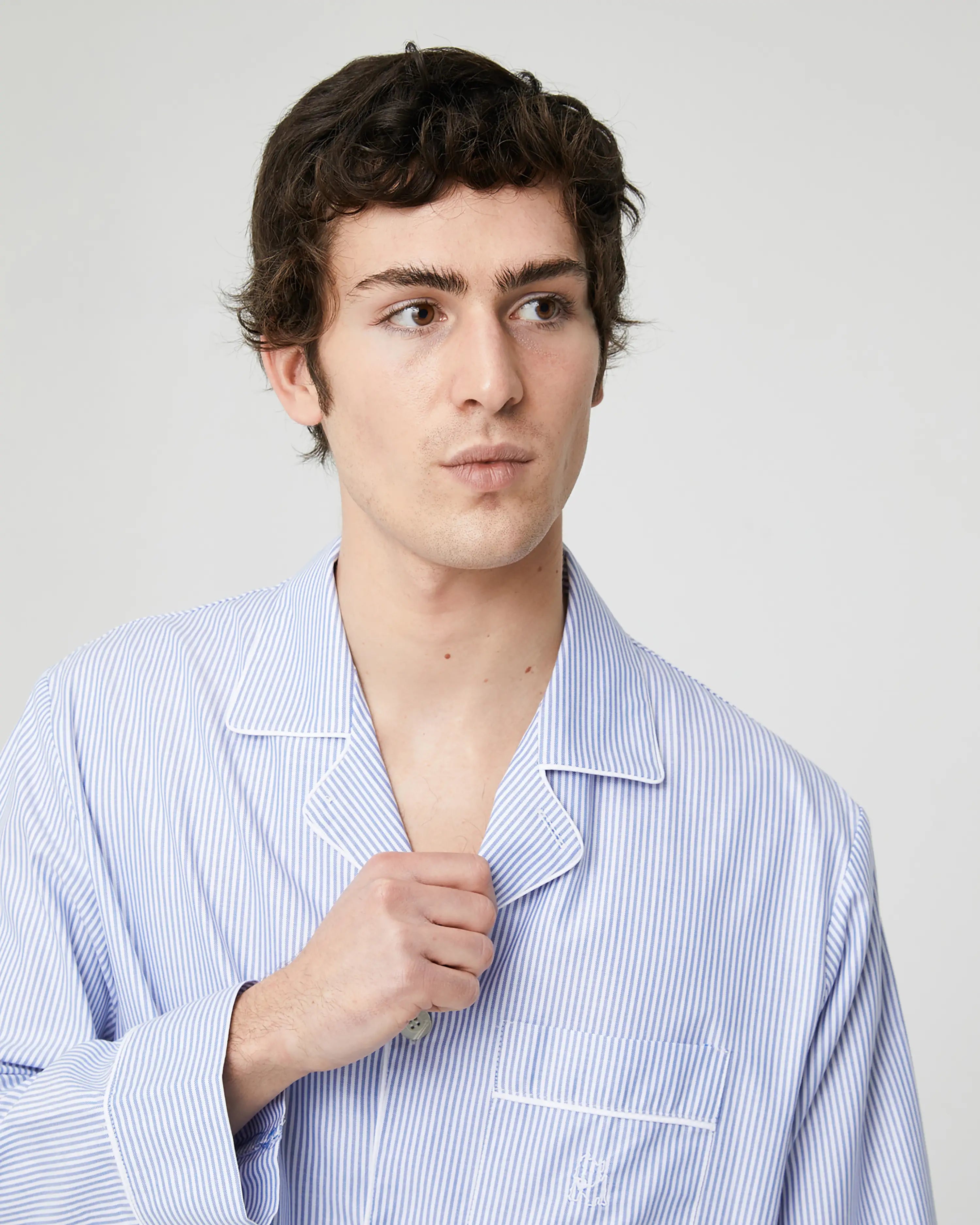 Pijama largo de hombre de tela oxford blanco con rayas en azul