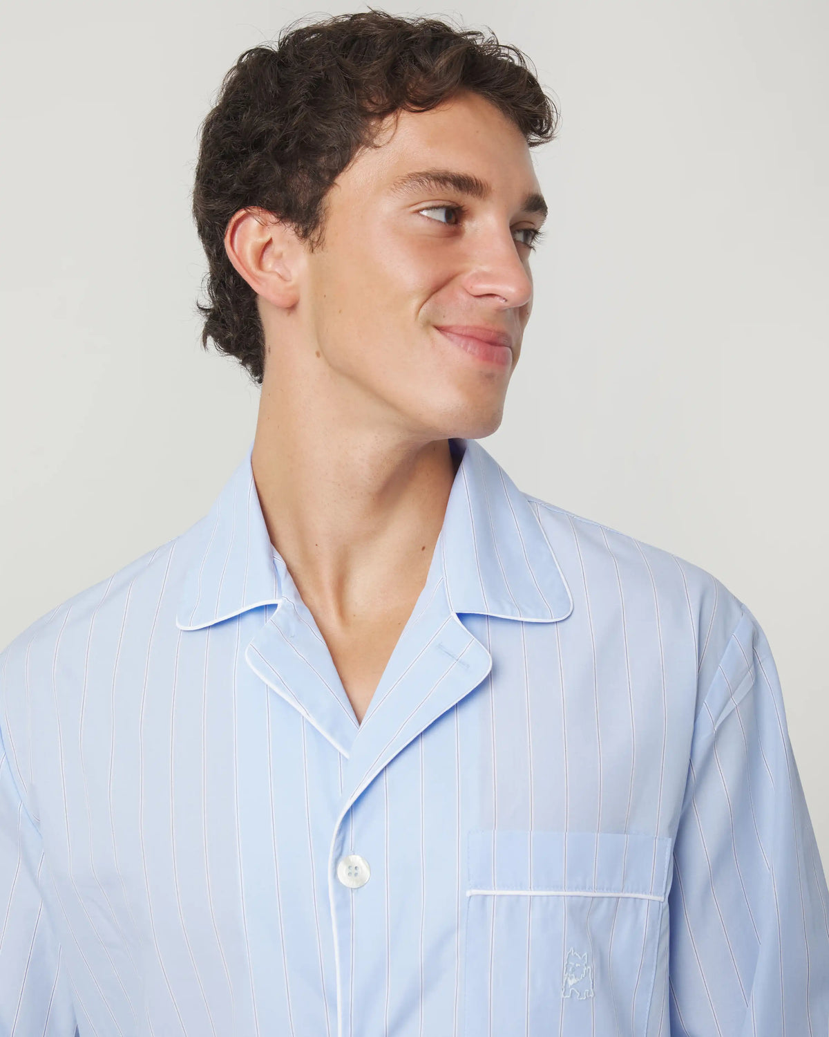 Pijama largo de hombre de tela algodón azul claro con rayas en azul