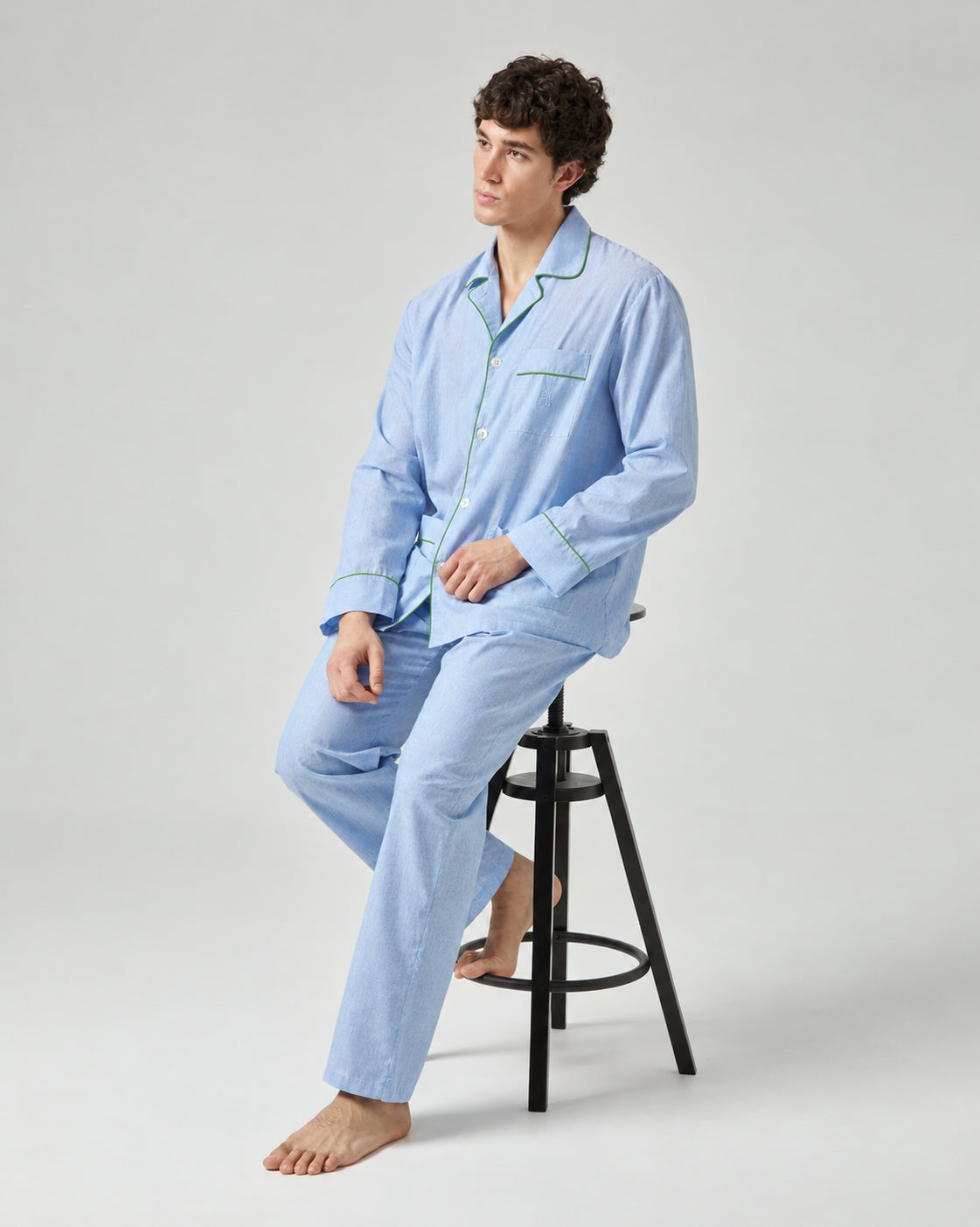 Pijama largo de hombre de tela azul claro con rayas